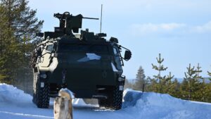 Τεθωρακισμένο Patria 6×6 σε χιονισμένο δρόμο