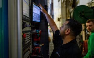 Τεχνικός χειρίζεται τρισδιάστατο εκτυπωτή στο υπόστεγο του USS Theodore Roosevelt