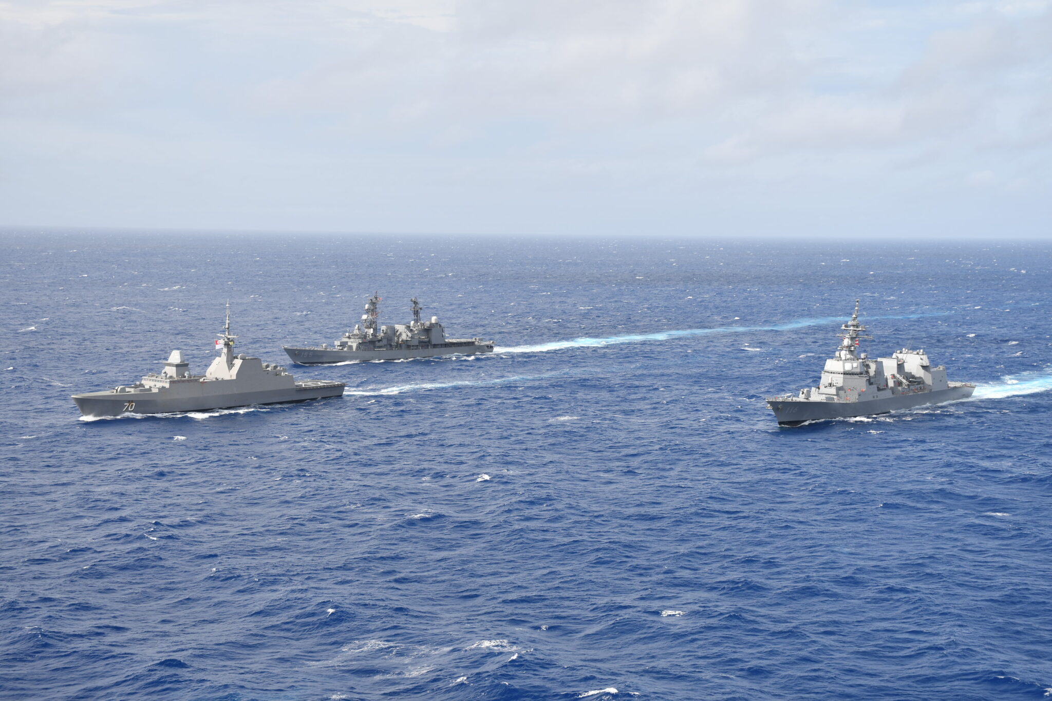Τα RSS Steadfast, JS Hamagiri και JS Teruzuki πλέουν σε σχηματισμό στον Ειρηνικό