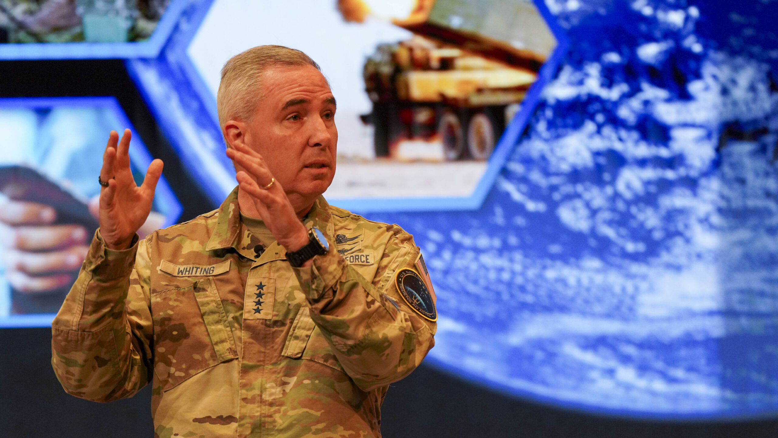 Ο στρατηγός Stephen Whiting της US Space Command μιλά σε στρατιωτική εκδήλωση