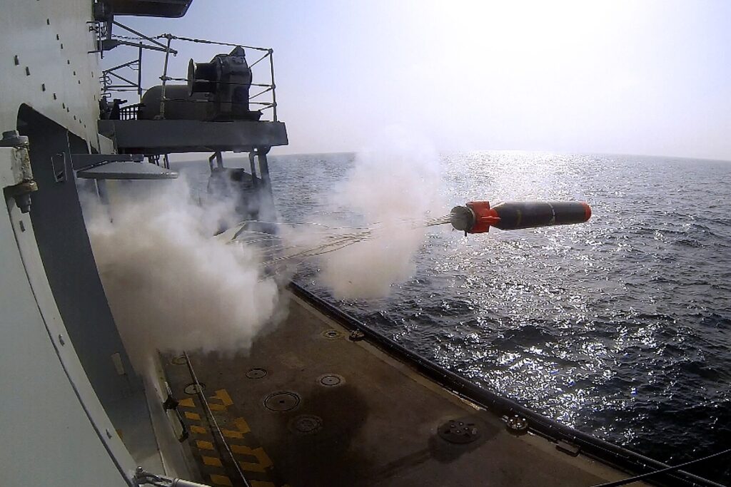 Εκτόξευση εκπαιδευτικής τορπίλης Sting Ray από το HMS Westminster