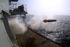 Εκτόξευση εκπαιδευτικής τορπίλης Sting Ray από το HMS Westminster