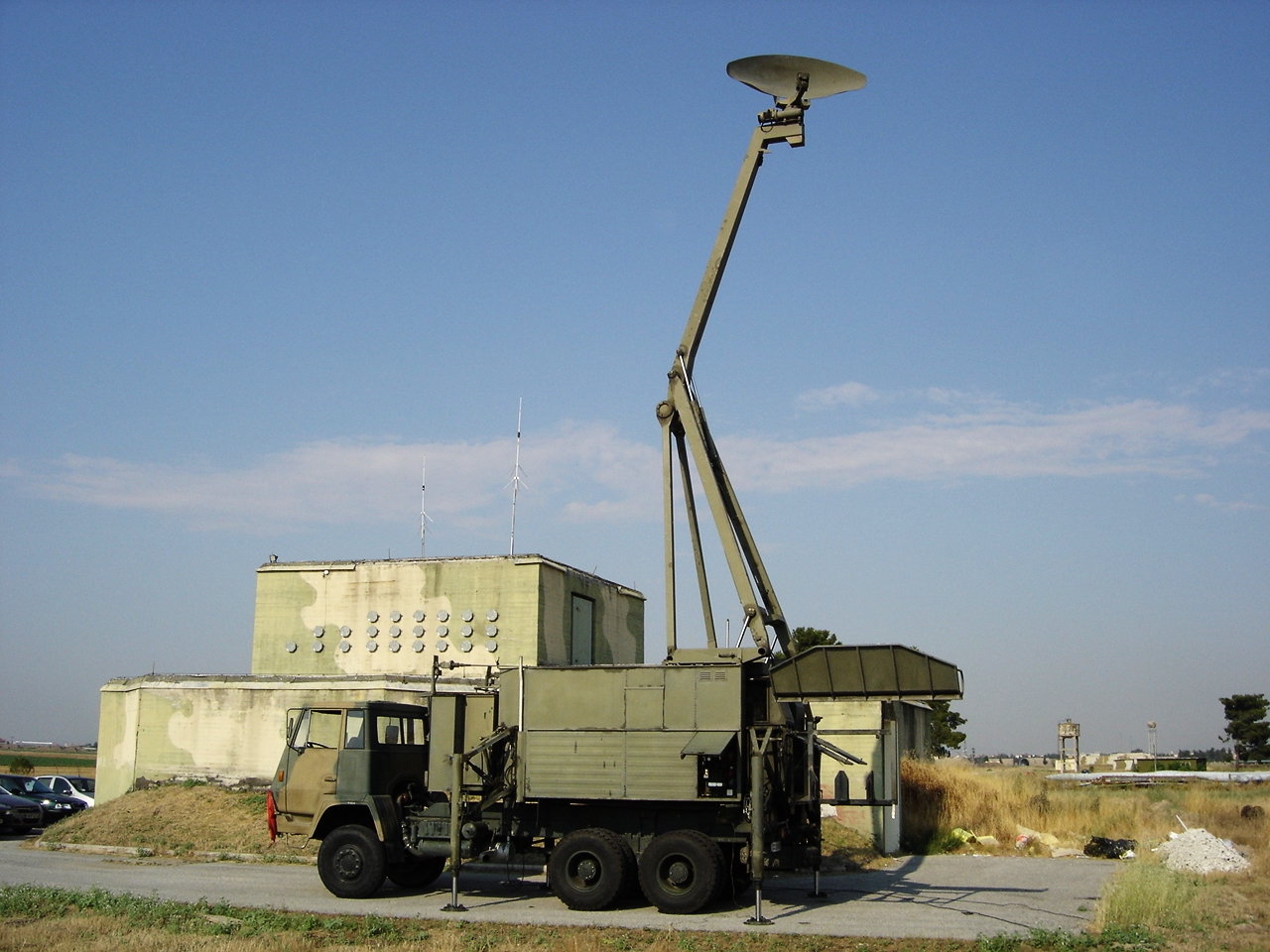 Ελληνικό κινητό ραντάρ Ericsson Super Giraffe SUGI με πλήρως ανυψωμένο ιστό