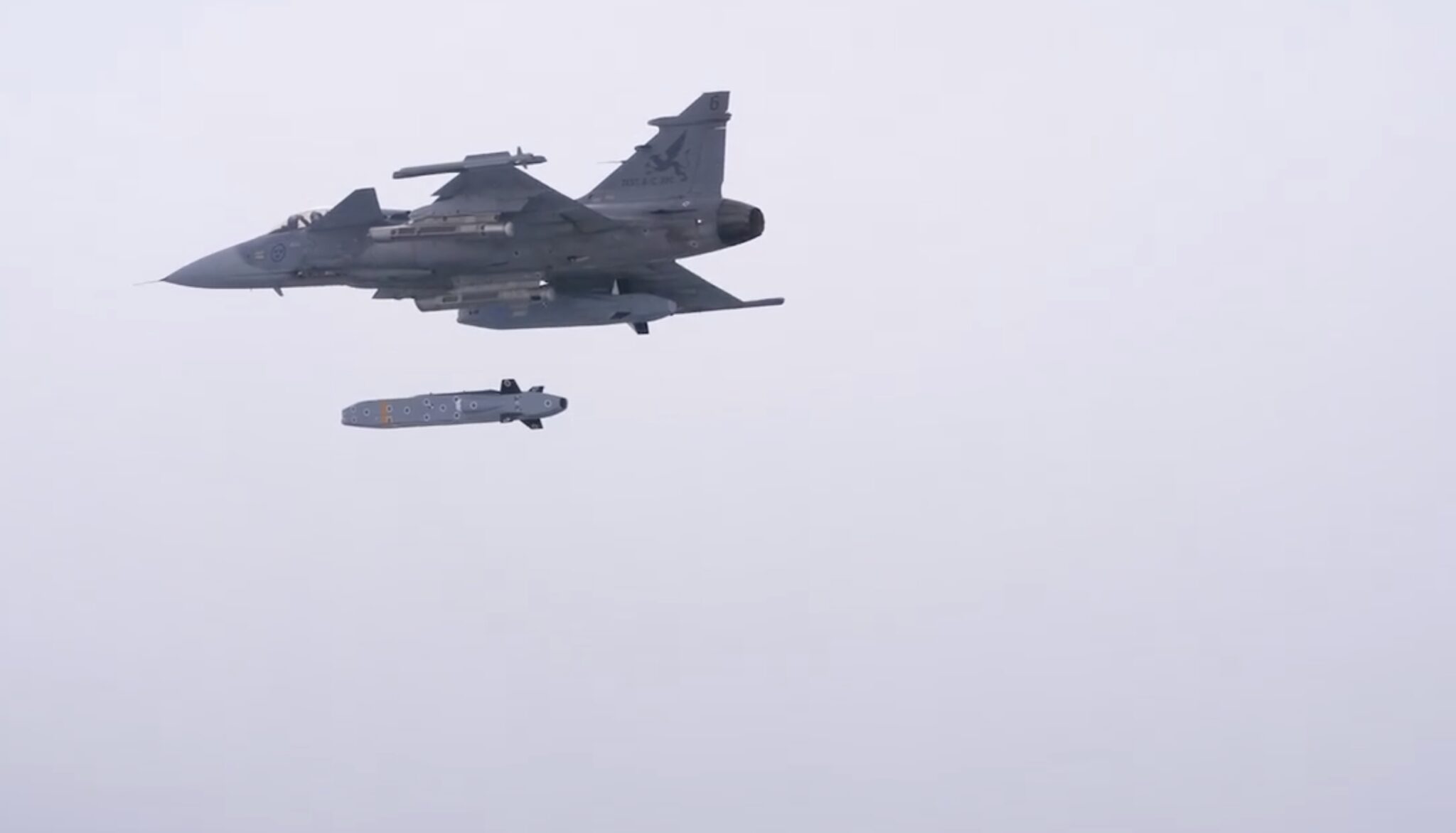 Σουηδικό Gripen C αφήνει πύραυλο TAURUS KEPD 350 κατά τη δοκιμή στο Vidsel