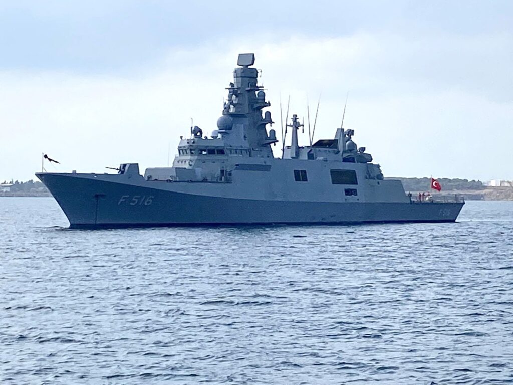 Η τουρκική φρεγάτα F-516 TCG İzmir κατά τις πρώτες θαλάσσιες δοκιμές αποδοχής τον Αύγουστο του 2026