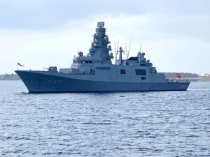 Η τουρκική φρεγάτα F-516 TCG İzmir κατά τις πρώτες θαλάσσιες δοκιμές αποδοχής τον Αύγουστο του 2026
