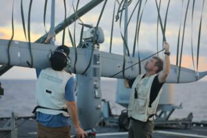 Τεχνικοί της Textron χειρίζονται μη επανδρωμένο αεροσκάφος Aerosonde στο κατάστρωμα του USS St. Louis