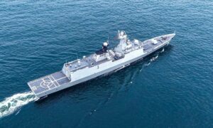 Εναέρια άποψη της κινεζικής φρεγάτας Type 054A Ningde με αριθμό 510 στη θάλασσα