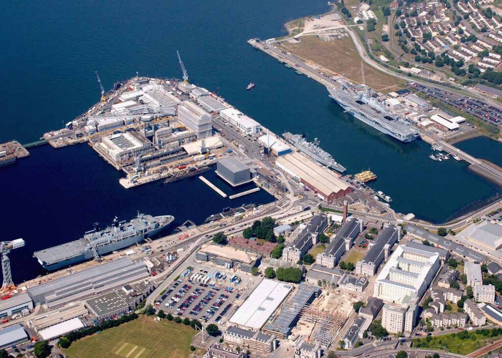 Αεροφωτογραφία του HMNB Devonport με πολεμικά πλοία και ναυπηγικές εγκαταστάσεις
