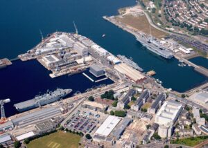 Αεροφωτογραφία του HMNB Devonport με πολεμικά πλοία και ναυπηγικές εγκαταστάσεις
