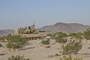 Άρμα M1A2 Abrams του Αμερικανικού Στρατού κινείται σε πεδίο ασκήσεων