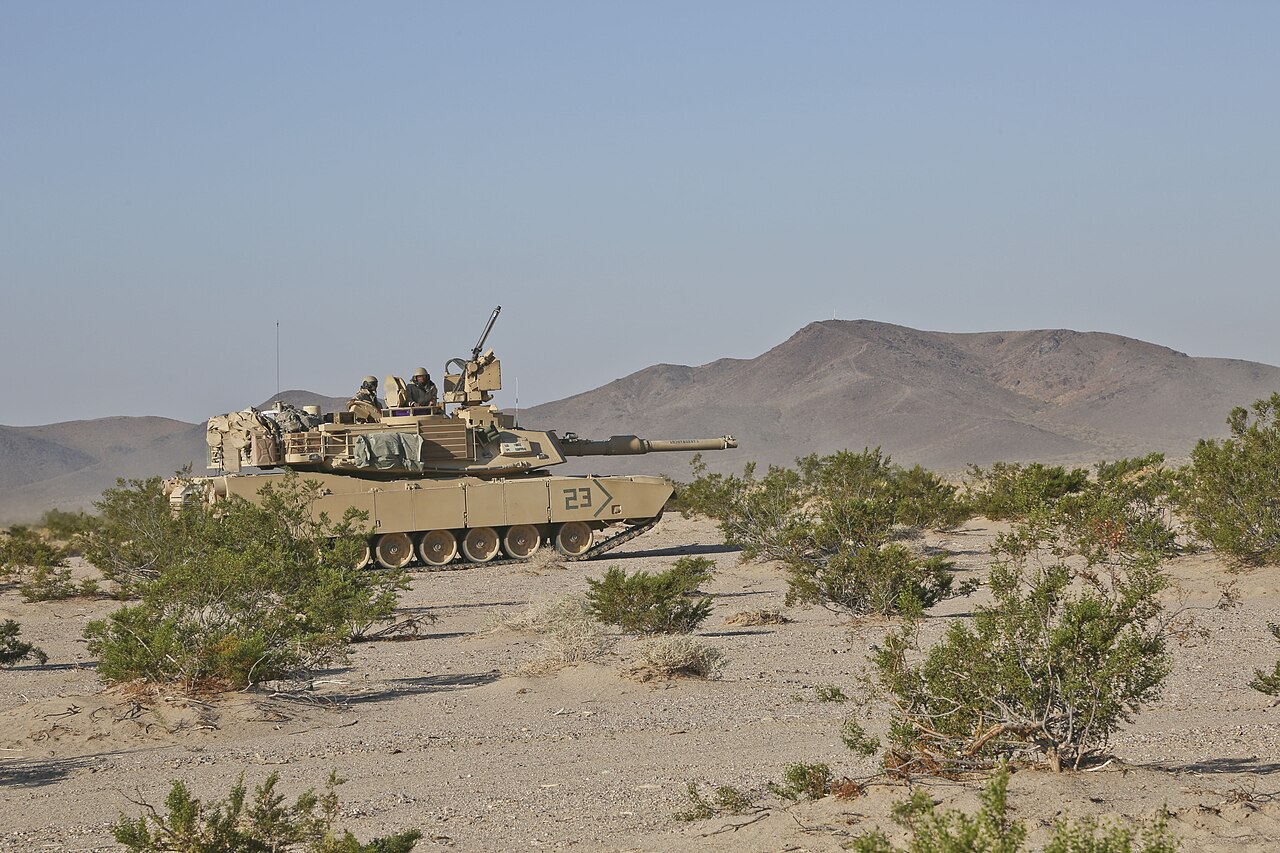 Άρμα M1A2 Abrams του Αμερικανικού Στρατού κινείται σε πεδίο ασκήσεων
