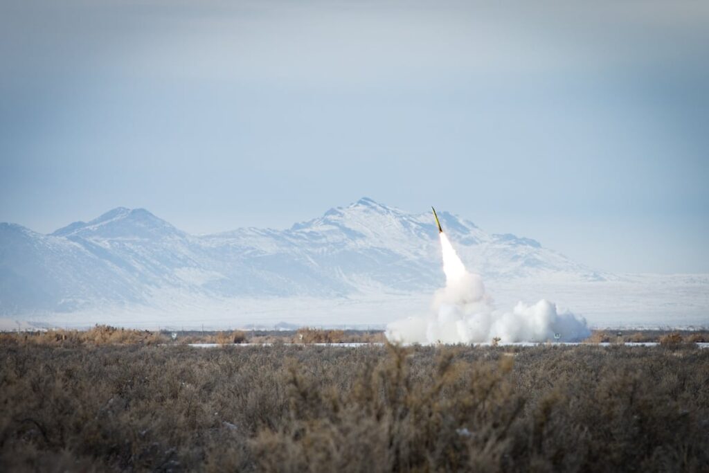 Σύστημα M142 HIMARS εκτοξεύει ρουκέτα σε πεδίο δοκιμών του Dugway