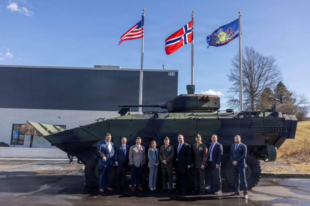 Αμφίβιο τεθωρακισμένο ACV-30 με πυργίσκο PROTECTOR RT20 έξω από τις εγκαταστάσεις της Kongsberg στο Johnstown