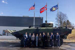 Αμφίβιο τεθωρακισμένο ACV-30 με πυργίσκο PROTECTOR RT20 έξω από τις εγκαταστάσεις της Kongsberg στο Johnstown