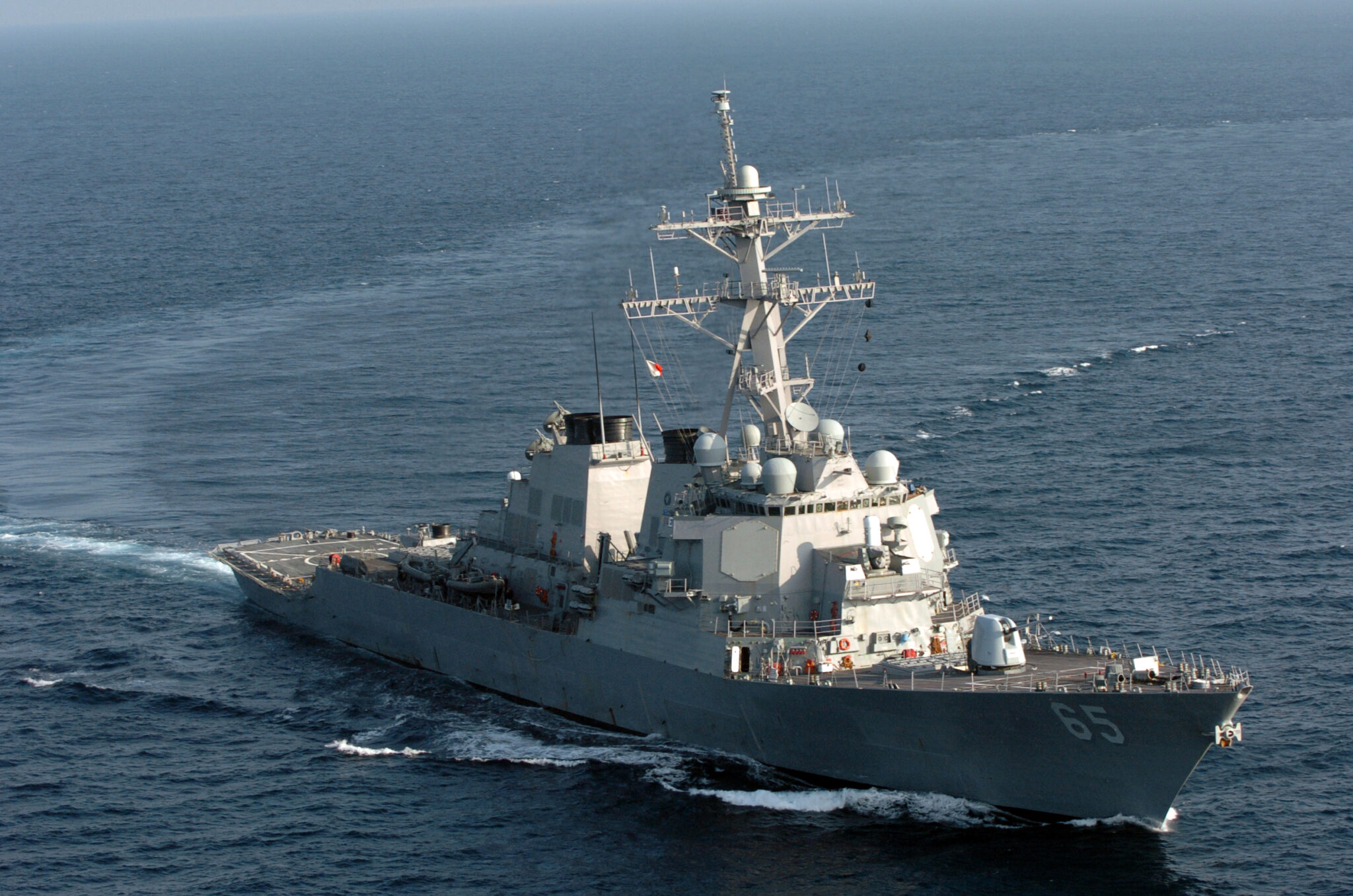 Το αντιτορπιλικό USS Benfold DDG-65 πλέει στη θάλασσα
