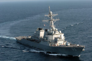 Το αντιτορπιλικό USS Benfold DDG-65 πλέει στη θάλασσα