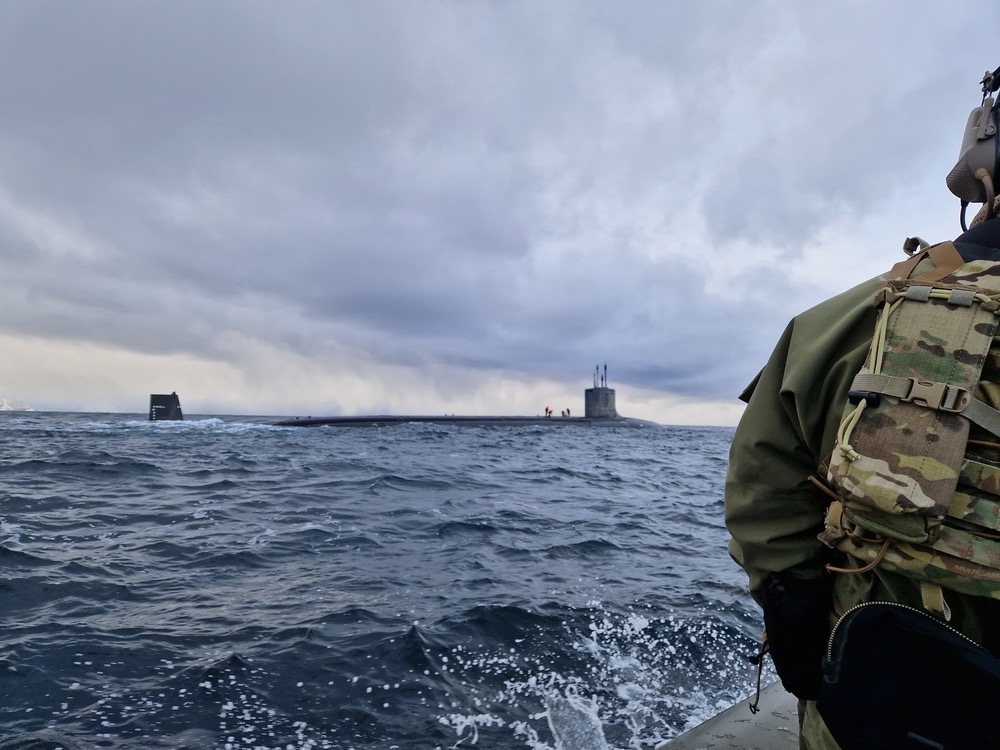 Υποβρύχιο κλάσης Virginia πλέει ανοικτά της Νορβηγίας