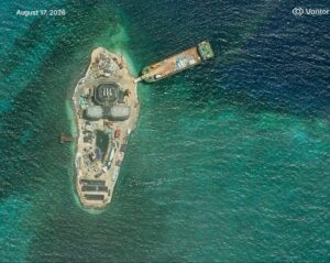 Δορυφορική εικόνα της νησίδας Yagong με νέες κατασκευές και φορτηγίδα στην ακτή