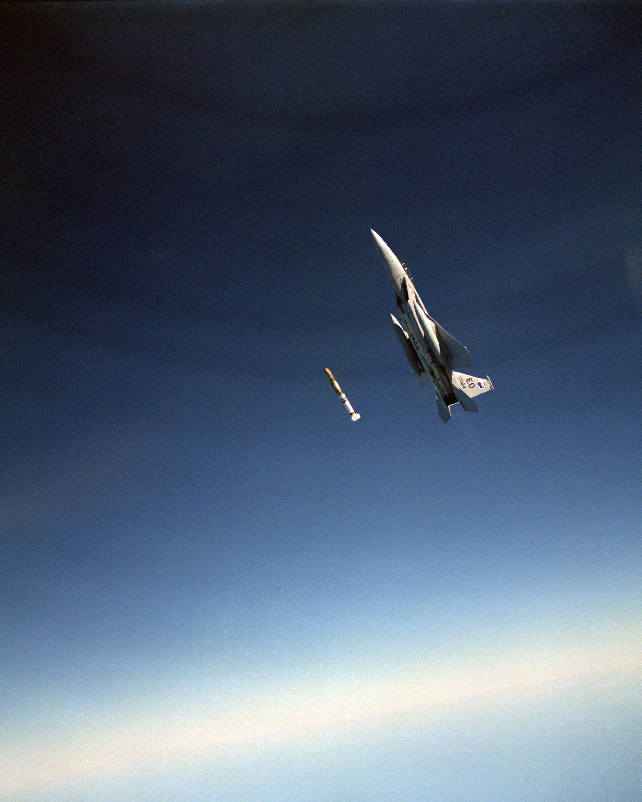 Το F-15A 76-0084 αποδεσμεύει τον ASM-135A κατά την άνοδο