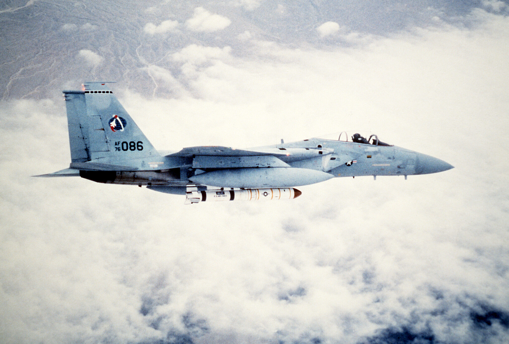 Το F-15A 76-0086 μεταφέρει πύραυλο ASM-135 κάτω από την άτρακτο