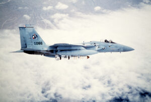 Το F-15A 76-0086 μεταφέρει πύραυλο ASM-135 κάτω από την άτρακτο
