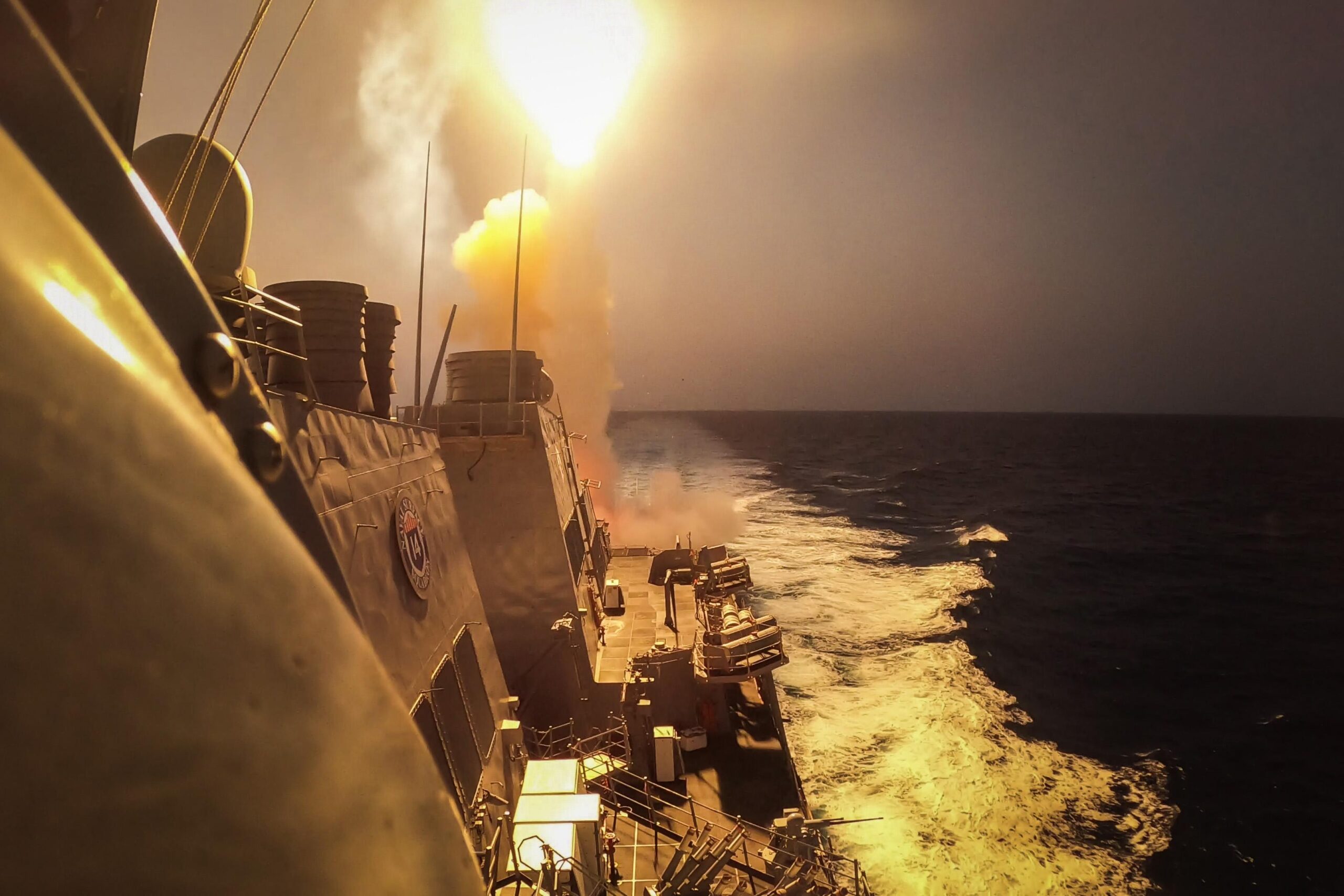 &Epsilon;&kappa;&tau;ό&xi;&epsilon;&upsilon;&sigma;&eta; &pi;&upsilon;&rho;&alpha;ύ&lambda;&omicron;&upsilon; &alpha;&pi;ό &tau;&omicron; &alpha;&nu;&tau;&iota;&tau;&omicron;&rho;&pi;&iota;&lambda;&iota;&kappa;ό USS Carney &sigma;&tau;&eta;&nu; &Epsilon;&rho;&upsilon;&theta;&rho;ά &Theta;ά&lambda;&alpha;&sigma;&sigma;&alpha;