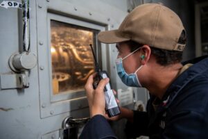 Τεχνικός επιθεωρεί αεριοστρόβιλο LM2500 στο USS Dewey