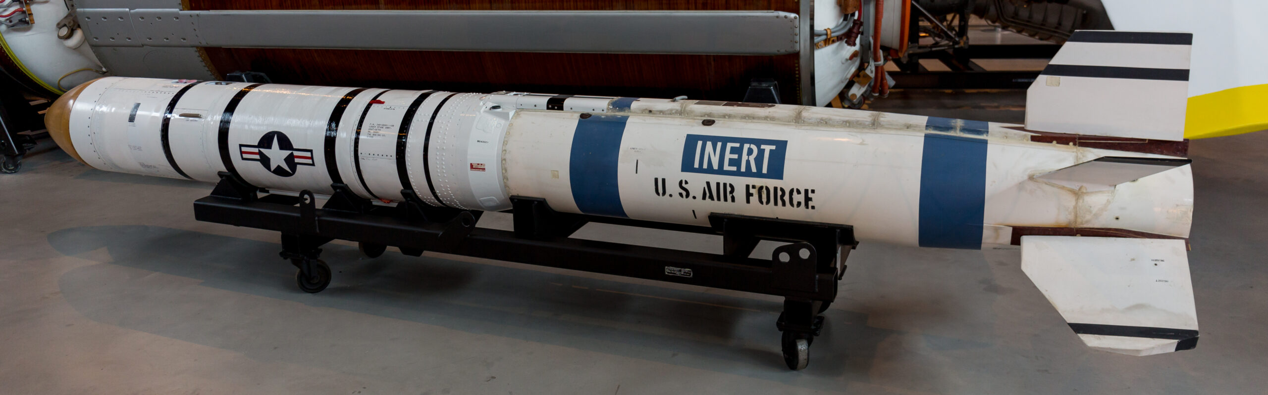 Αδρανής πύραυλος ASM-135A σε πλήρη πλάγια άποψη στο Udvar-Hazy Center