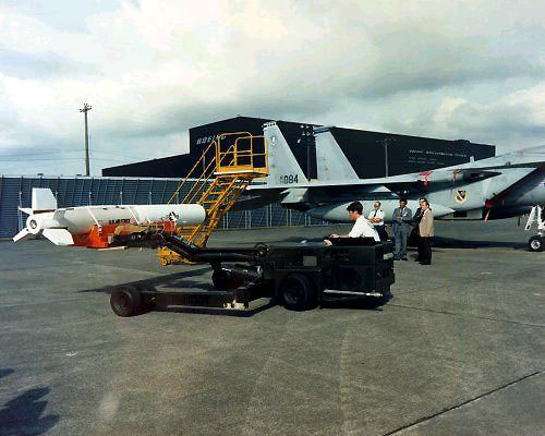 Το F-15A 76-0084 με πύραυλο ASM-135 σε τροχοφόρο φορέα στο έδαφος