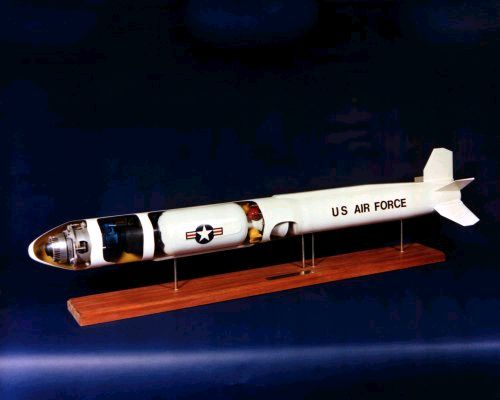 Μοντέλο του ASM-135 με ανοικτή τη μύτη και ορατά εσωτερικά τμήματα