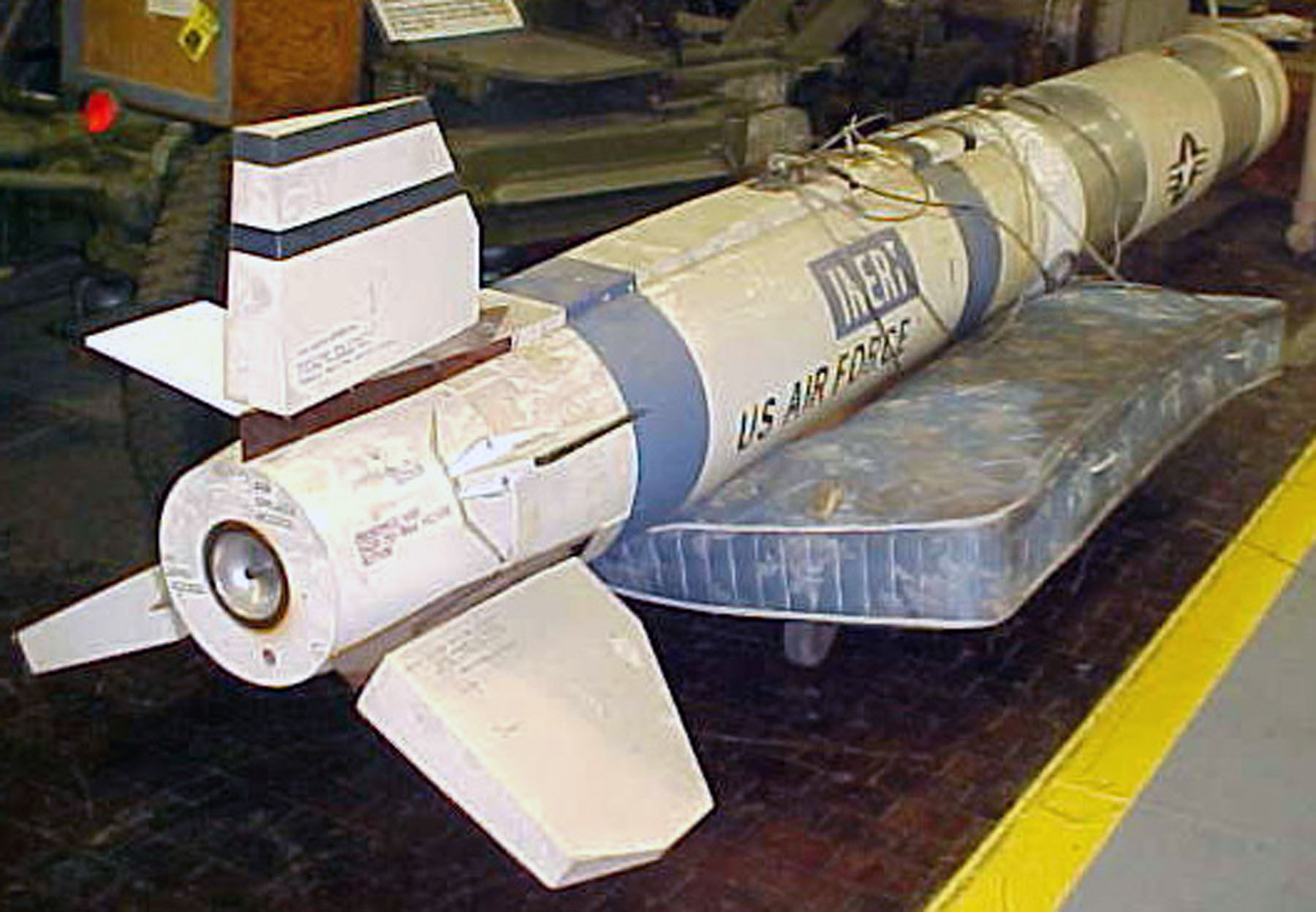 Αδρανές ASM-135A σε μουσειακή έκθεση με ορατά τα οπίσθια πτερύγια