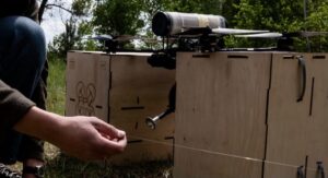 Μικρό μη επανδρωμένο σύστημα τύπου FPV σε πτήση