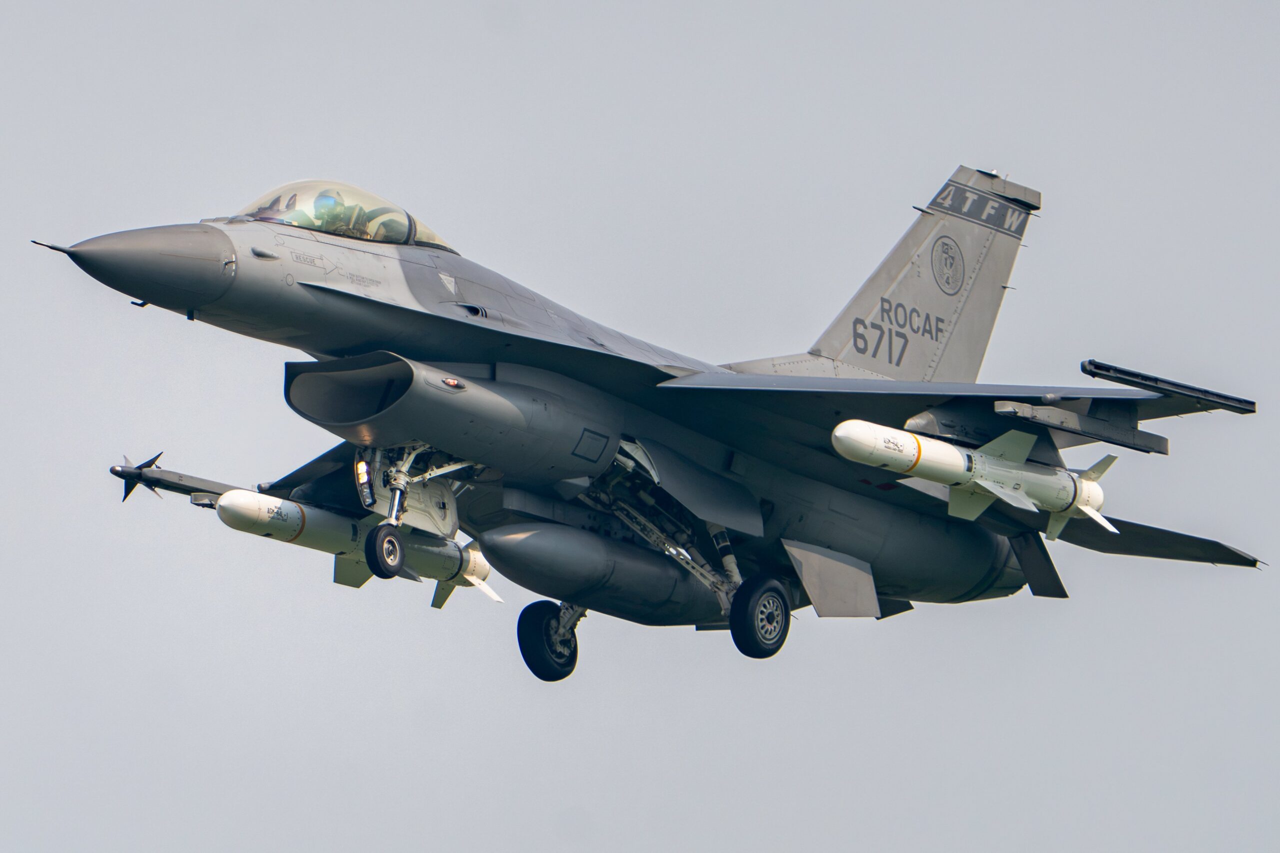 F-16V &tau;&eta;&sigmaf; &Tau;&alpha;ϊ&beta;ά&nu; &mu;&epsilon; &alpha;&nu;&tau;&iota;&pi;&lambda;&omicron;ϊ&kappa;ό &pi;ύ&rho;&alpha;&upsilon;&lambda;&omicron; Harpoon
