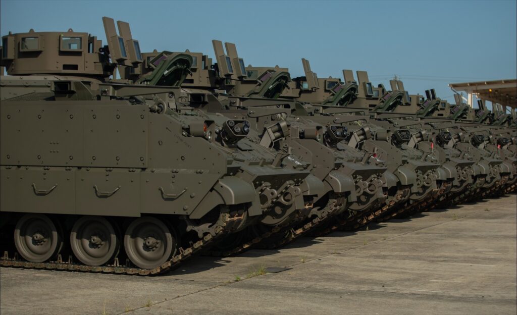 Σειρά ερπυστριοφόρων τεθωρακισμένων AMPV σε στρατιωτική εγκατάσταση του Fort Stewart