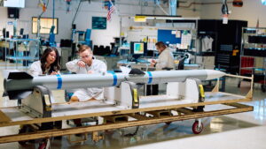 Τεχνικοί εργάζονται πάνω σε πύραυλο AIM-120 AMRAAM στη γραμμή παραγωγής