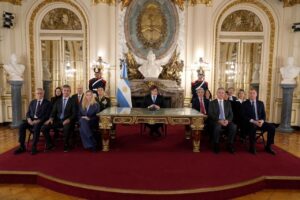 Ο πρόεδρος της Αργεντινής Χαβιέρ Μιλέι στο προεδρικό μέγαρο με την αργεντινή σημαία και κυβερνητικά στελέχη