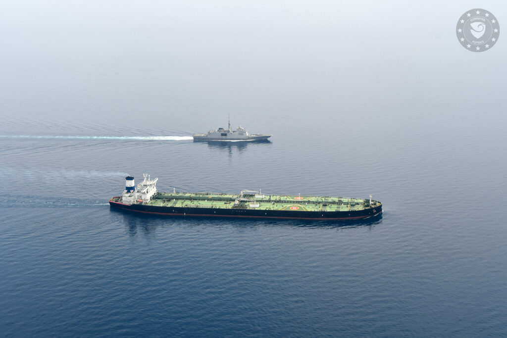 Πολεμικό πλοίο της EUNAVFOR ASPIDES συνοδεύει εμπορικό πλοίο στην Ερυθρά Θάλασσα