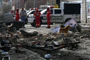 Πυροσβέστες και αστυνομικοί ανάμεσα στα συντρίμμια κοντά στη στρατιωτική βάση της Βιάτσα