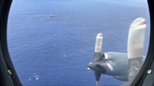 Η πτέρυγα P-3 ACH Orion και δύο αλιευτικά στη θάλασσα βόρεια της Ράπα Νούι