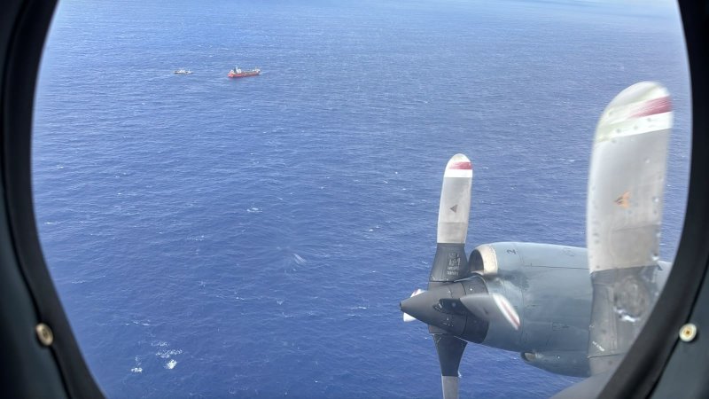Η πτέρυγα P-3 ACH Orion και δύο αλιευτικά στη θάλασσα βόρεια της Ράπα Νούι