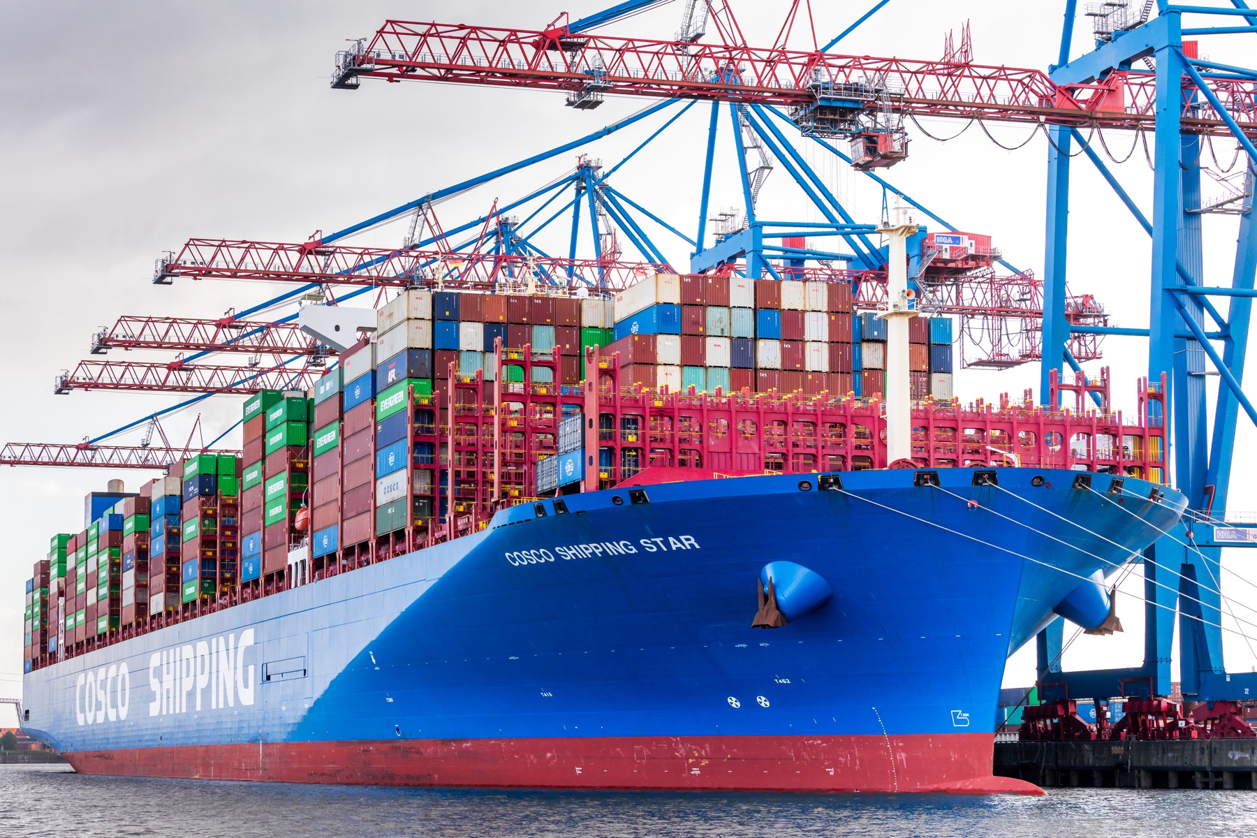 Το Cosco Shipping Star δεμένο στον τερματικό Tollerort του Αμβούργου