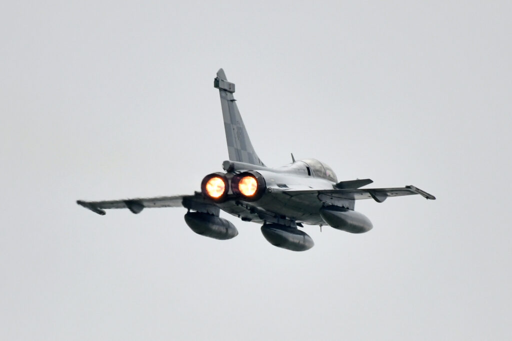 Κροατικό μαχητικό Rafale πετά με αναμμένους μετακαυστήρες κατά την άφιξη της πρώτης ομάδας αεροσκαφών