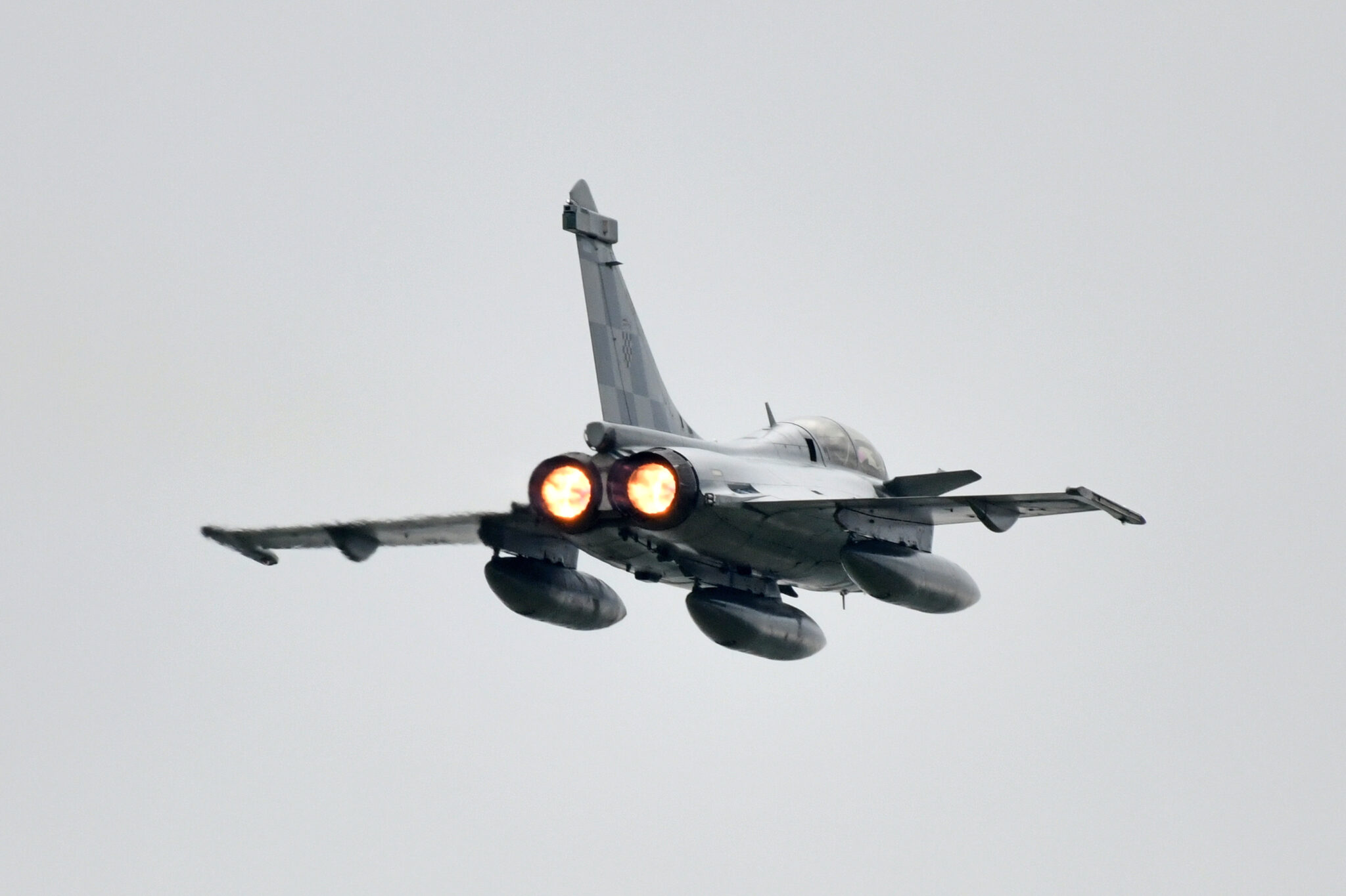 Κροατικό μαχητικό Rafale πετά με αναμμένους μετακαυστήρες κατά την άφιξη της πρώτης ομάδας αεροσκαφών