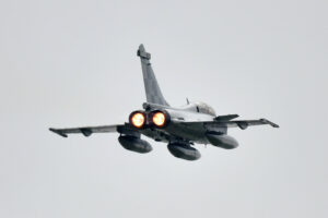Κροατικό μαχητικό Rafale πετά με αναμμένους μετακαυστήρες κατά την άφιξη της πρώτης ομάδας αεροσκαφών