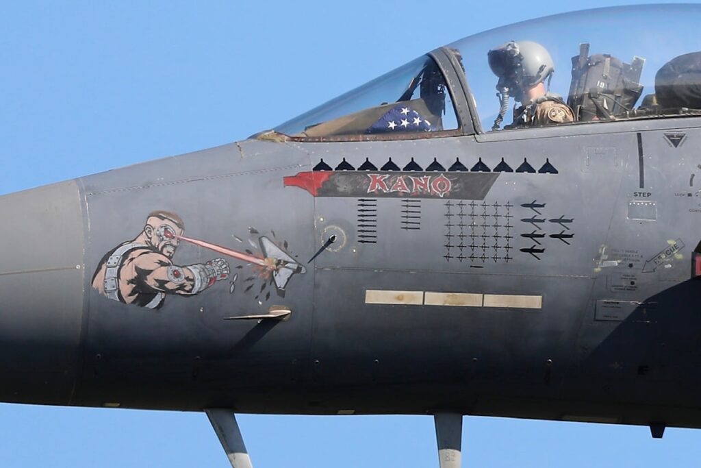 Το F-15E Kano με διακριτικά Shahed, JASSM, SDB και APKWS II στην άτρακτο