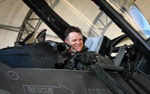 Ιπτάμενος δοκιμών σε F-16 που συμμετείχε στην αξιολόγηση του IVEWS