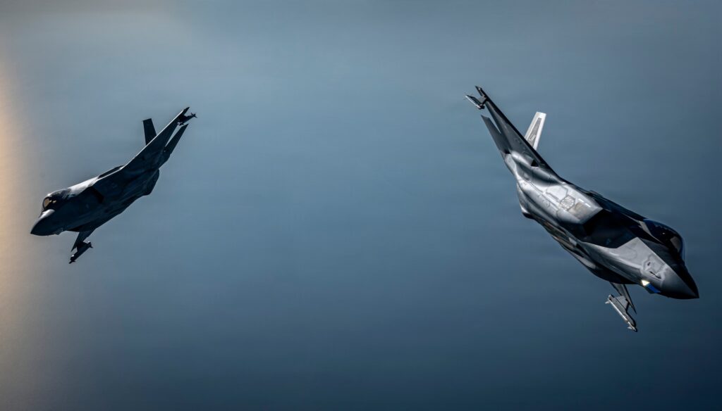 Δύο μαχητικά F-35A πετούν σε σχηματισμό
