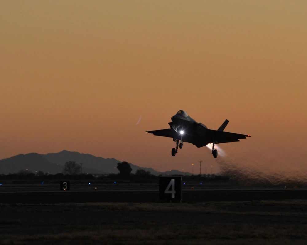 F-35A της Πολεμικής Αεροπορίας των ΗΠΑ απογειώνεται στο σούρουπο