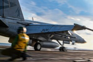 Μαχητικό F/A-18E Super Hornet κατά την απονήωση από το αεροπλανοφόρο USS Nimitz